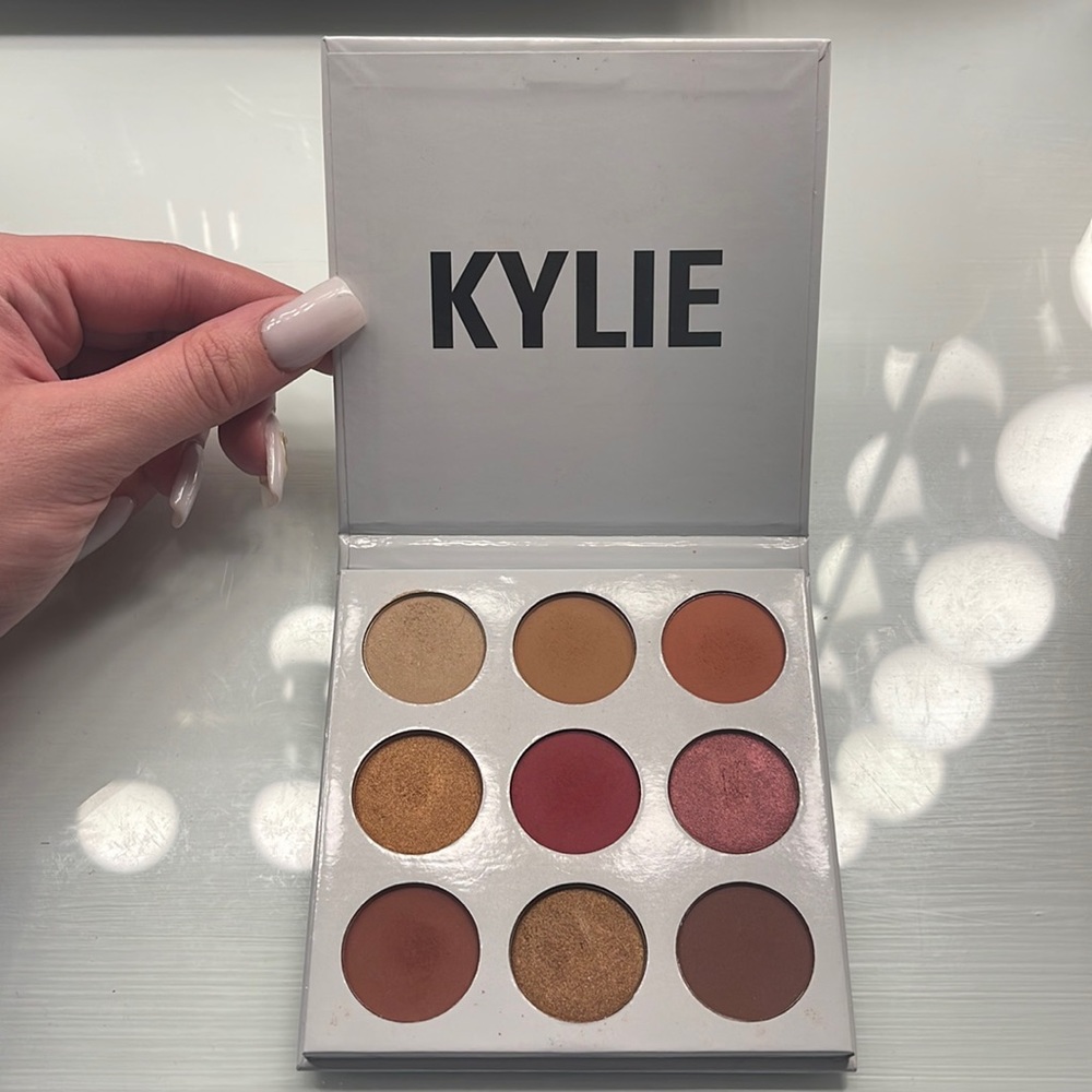 KYLIE cosmetics “THE BURGUNDY PALETTE”